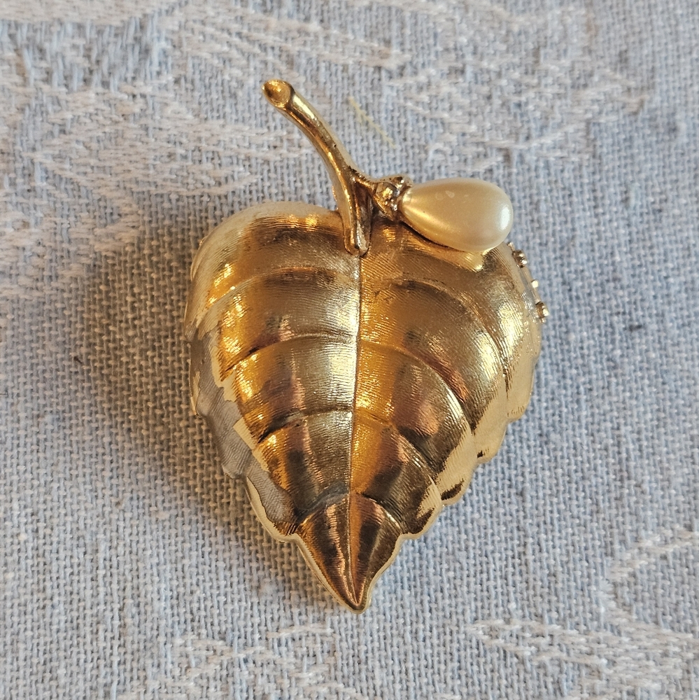 Vintage Avon Gold Tone Leaf with faux Pearl Creme Perfume Brooch Pin - Picture 2 of 6